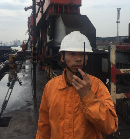 黃柏春，楊灣港務分公司裝卸工班副班長。他工作認真、細致，有責任心。工作中，主動排除班中的各類安全隱患，避免事故的發(fā)生，實現(xiàn)班組安全生產(chǎn)無事故。  “決不把隱患交到下一班?！边@是黃柏春的一貫工作作風。在4月中旬的一個夜班，在一條海輪卸貨作業(yè)結(jié)束后，由于裝卸的煤炭中有大量的煤矸石，料斗斗口被完全卡住，必須人工進入料斗內(nèi)進行清理，工人在料斗中作業(yè)十分危險，身為副班長的他主動擔負起料斗內(nèi)清理的任務。他叫來了兩位工友，與自己一起進入料斗，在保證斗內(nèi)貨物不坍塌的情況下，用手一塊塊的挖出了卡在料斗口的煤矸石，一直干到上早班的工友來接班才將斗口完全疏通好，累得他直不起腰來。  班中，他時刻留意員工的操作行為，保證員工安全無事故。4月下旬的一個白班，他們班和外務工配合進行圓鋼卸船作業(yè)，一名新進的外務工在掛鉤結(jié)束后站到了艙壁的里側(cè)，貨物起吊時突然晃動起來，離新外務工3米遠的黃柏春一看不對勁，立刻起身一個快步?jīng)_到他身后將他往后一拉，只聽“砰”一聲，圓鋼撞在了他旁邊的艙壁上，“好險啊，多虧你，不然就撞到我了。”外務工驚恐地說。 “你不能站在里側(cè)，很危險，工作時得處處小心?！秉S柏春拉著這位外務工的手臂厲聲地說。黃柏春就是這樣，班中時刻留意著每位員工的操作行為，守護著每位員工的生命安全，讓班組員工高高興興上班，安安全全回家。  “檢查一下勞保用品佩戴好沒有”。這是黃柏春每天上班時必說的一句話。一次，班里有位員工在江船清艙作業(yè)時救生衣未穿，黃柏春知道后狠狠地批評了他，對他說：“臨水作業(yè)不穿救生衣，就是對自己不負責，要是出了事，后悔也來不及?！? 擔任副班長一年多以來，黃柏春時刻把班組安全工作當作頭等大事，是班組員工的安全守護人。他班前注重安全檢查，排除隱患，班中時刻留心員工操作行為，發(fā)現(xiàn)問題，及時處理，保證班組員工在安全環(huán)境下作業(yè)，避免了事故的發(fā)生，為班組員工撐起一把“安全傘”。